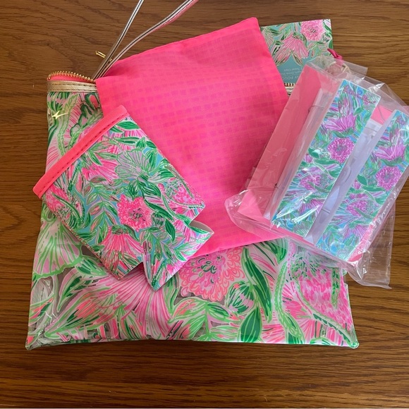 Lilly Pulitzer Beach Towel, Beach Day Pouch, and Champagne Flute Bundle - Picture 10 of 14